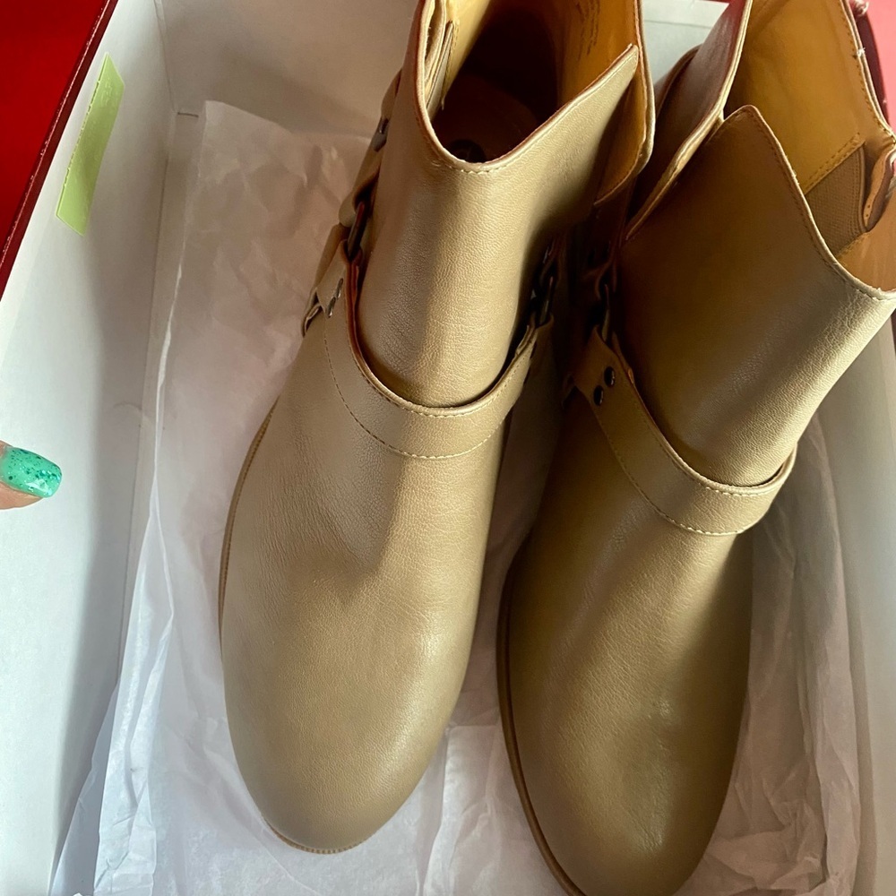Dress Barn Melissa Beige Ankle Boots stacked 2” heel fun silver buckle NWT 9M - Picture 7 of 9